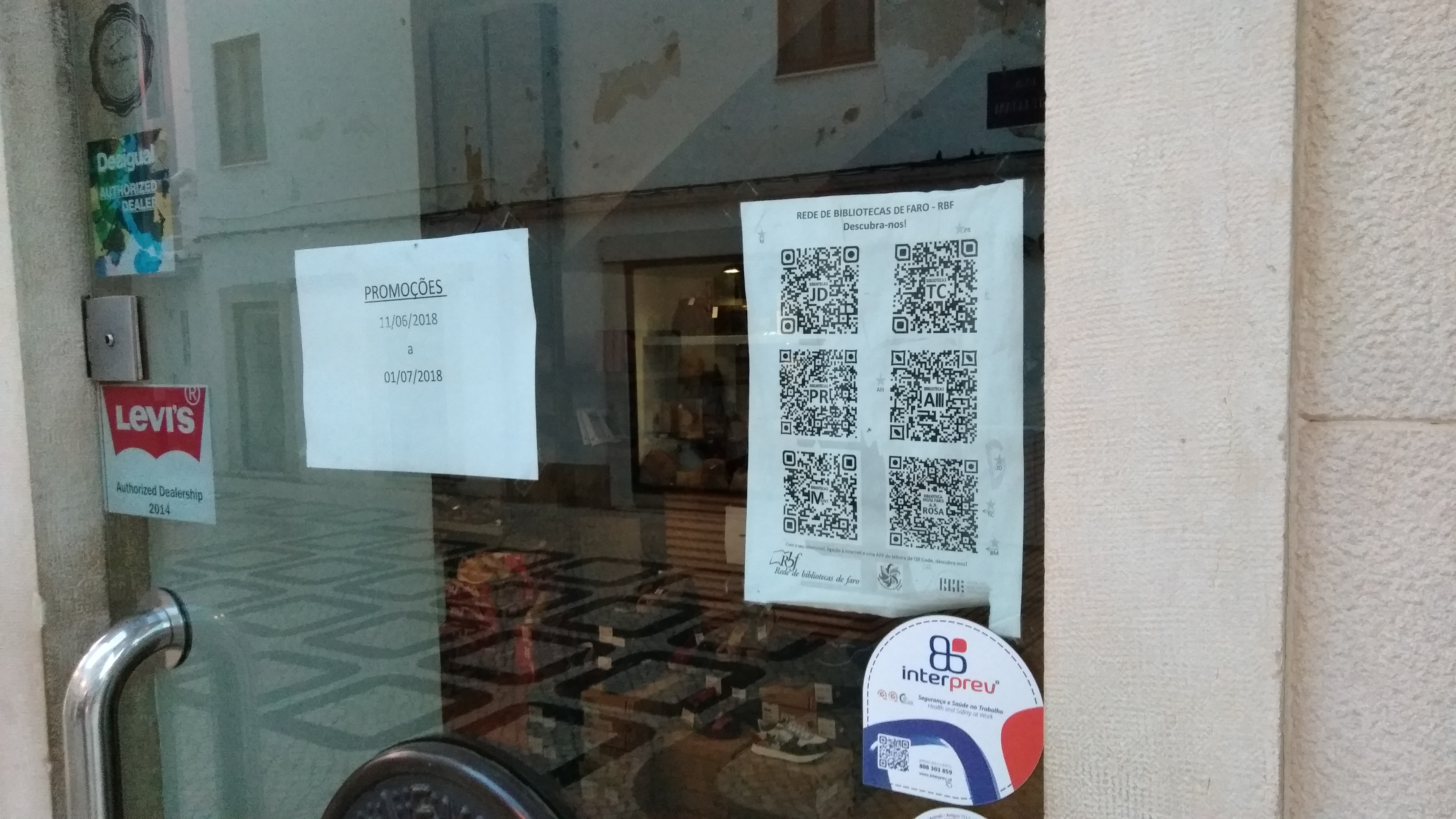 Vitrine d'un magasin avec des QR Code