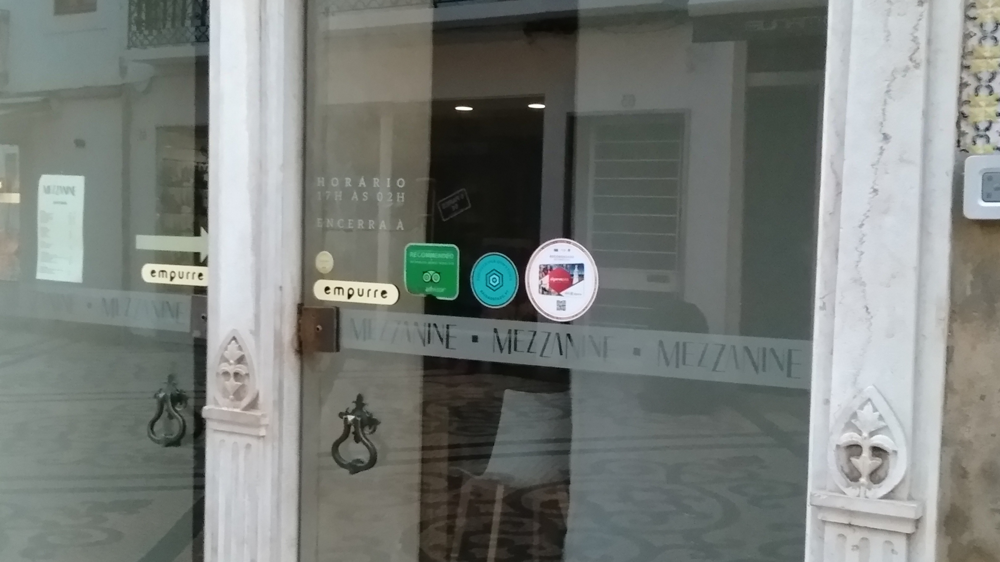 Vitrine d'un magasin avec logo TripAdvisor